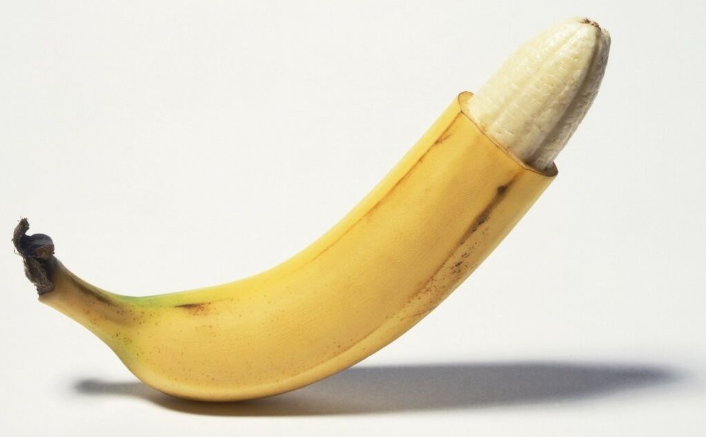 banán imituje kohoutek a zvětšení