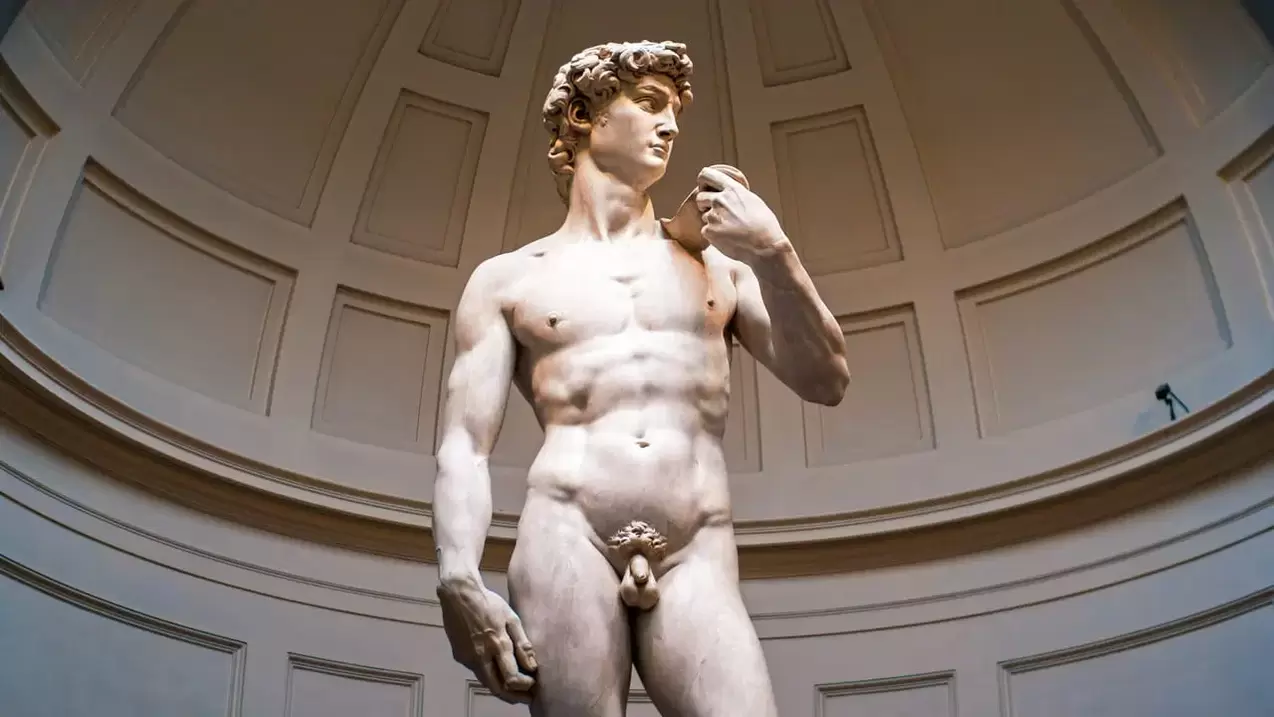 socha muže s krásným penisem
