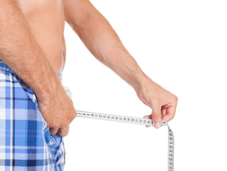 muž měření jeho penis s centimetr